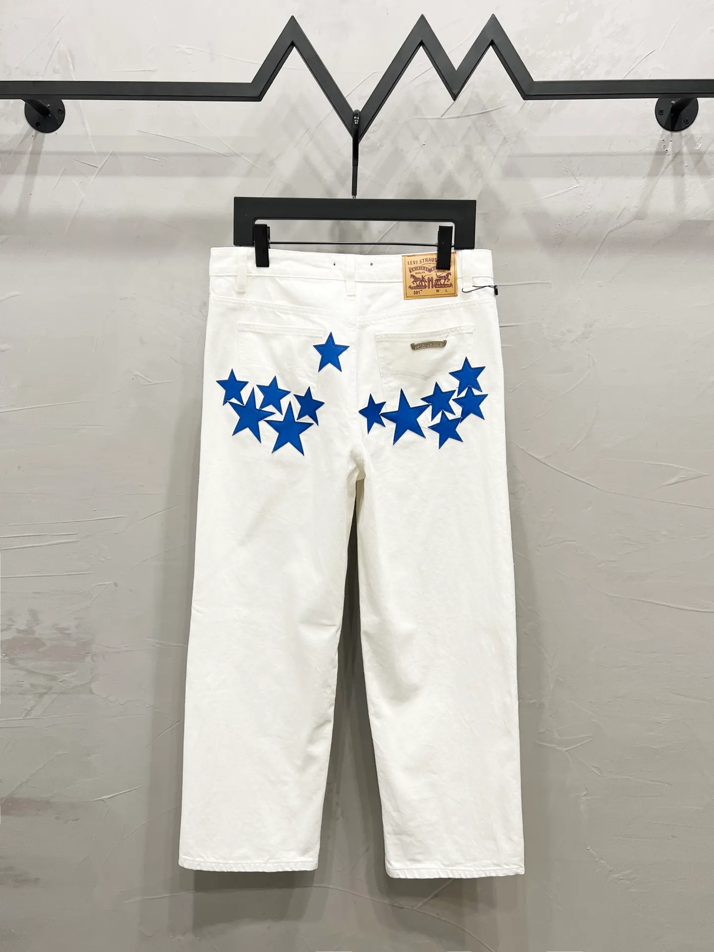 P220 Style number: [M910] Chrome hearts & Chrome hearts 25ss blue five-pointed star frame leather jeans CH Chrome hearts double knee five-pointed star frame leather bo1 version logging pants straight work pants B136 Chrome hearts cross Sanskrit overalls Counter price 24W level, patched cross flower embellishment, high-waisted washed jeans! ! Absolutely high-end luxury products, 1.9W level god-level single products, super popular products, made by top heavy industry, not to be missed. About Zangyin, this is an extremely luxurious fashion brand, which can also be called the nobles of the high street. It has always been an exclusive brand of some hipsters or rich second generation. Compared with ordinary high streets, it is more luxurious and noble. Compared with luxury brands, it has a more fashionable personality and has always been a brand that I have a special liking for. Imported yarn is custom-woven into a high-density twill canvas, which ensures a crisp silhouette while also making the fabric feel very delicate. It follows the B01 classic silhouette and has a crisp and stylish upper body. The ready-made garments are stone-milled and fermented and can be matched with any style. Buttons and zinc-brushed washable genuine YKK retro metal products. Double-layered canvas on the front. Perfect details. All hardware is perfect. Size: 30-32-34-36 Color: White pants with leather five-pointed star